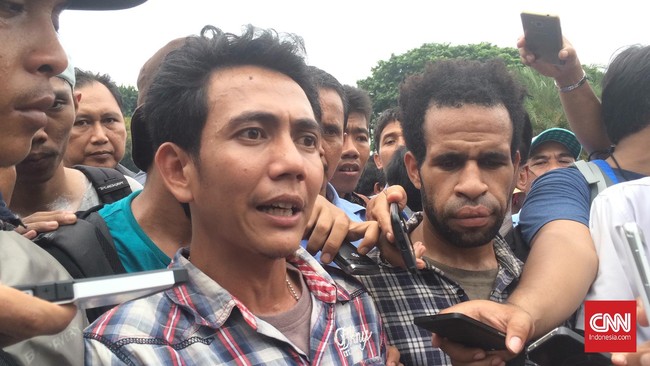 Pemerintah meminta waktu 15 hari dalam merespons tuntutan massa pengunjuk rasa yang menghendaki penutupan operasional jasa transportasi berbasis aplikasi.