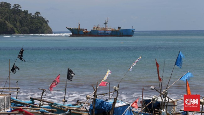 Kepolisian menahan kru dua kapal asing yang melakukan pencurian ikan di perairan Selat Malaka dan menetapkan delapan orang sebagai tersangka.