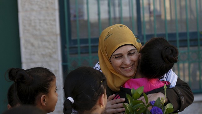 Seorang guru di Palestina meraih penghargaan pendidikan dan hadiah uang US$1 juta berkat metode belajar melalui permainan yang dikembangkannya.