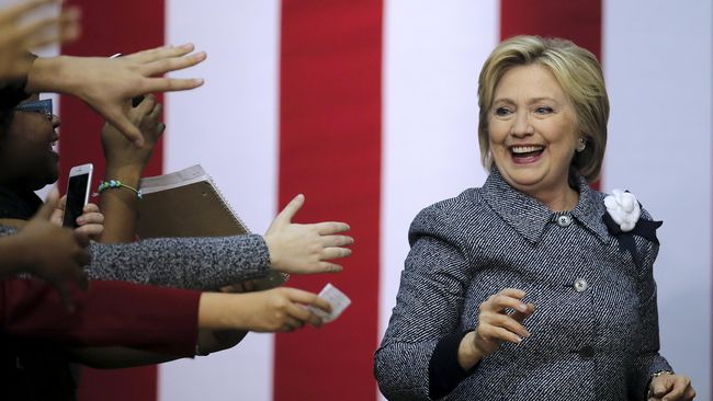 Sang selebriti transgender pernah menyebut bahwa Hillary Clinton adalah seorang pembual dan ia tak akan memilihnya sebagai orang nomor satu di Amerika Serikat.