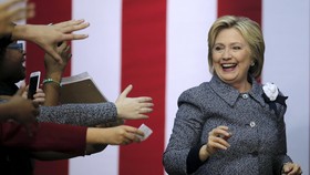 Foto dengan Hillary Clinton, Caitlyn Jenner Bermuka Dua?