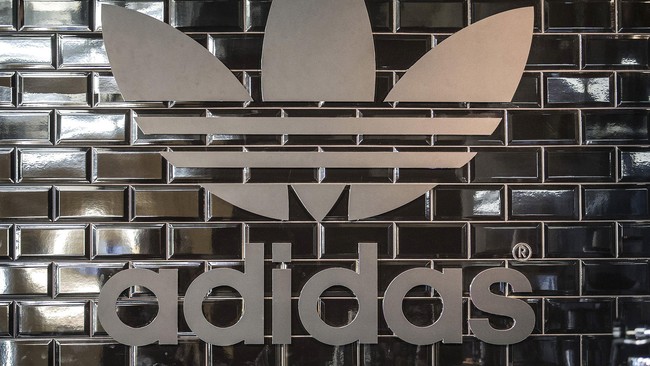 Dari adidas, Real Madrid mendapatkan kontrak kostum dengan nilai dua kali lipat dari yang diberikan Nike kepada Barcelona.