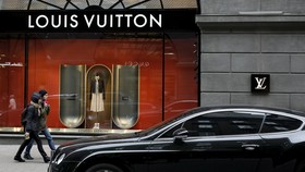 J. Anderson Gantikan Nicolas Ghesquiere di Louis Vuitton?