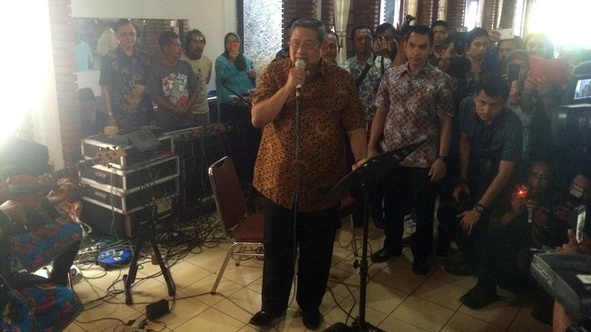 Via Facebook, SBY mengaku saat ia menjabat presiden, Menpora Roy Suryo ingin proyek Hambalang dilanjutkan, namun saat itu anggaran 'ditahan' KPK dan DPR.