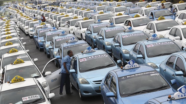 Ratusan taksi diparkir di Silang Monas saat unjuk rasa menolak  transportasi berbasis online di Jalan Medan Merdeka Selatan, Jakarta, Senin (14/3). Ribuan pengemudi angkutan umum menuntut pemerintah menutup transportasi berbasis online yang tidak sesuai dengan Undang-Undang (UU) Nomor 2 Tahun 2009 tentang Lalu Lintas. ANTARA FOTO/Dean Wibowo/Adm/ama/16