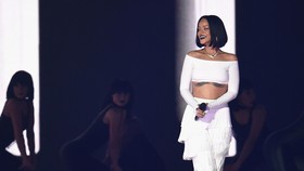 Rihanna Dikejutkan Seorang Penggemar Bersuara Emas