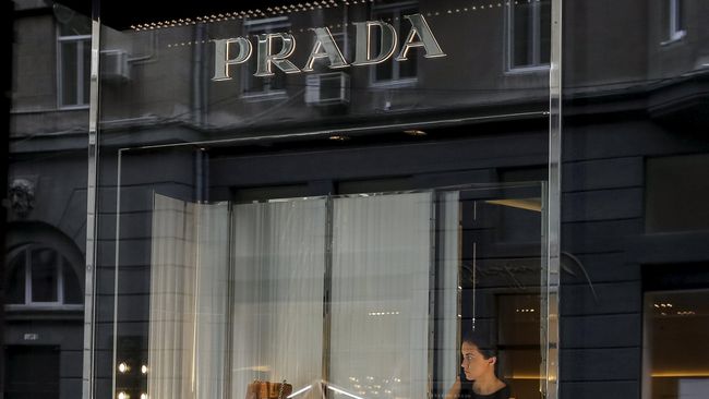 Rumah mode asal Italia, Prada, dituduh rasis atas aksesori gantungan kunci yang dianggap menggambarkan karakter 'blackface'.