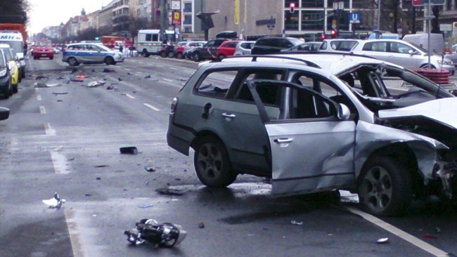 Setidaknya satu orang tewas akibat ledakan dari dalam mobil di salah satu ruas jalan di Berlin, Jerman, pada Selasa (15/3) pagi waktu setempat.