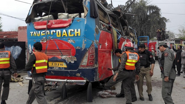 Setidaknya 15 orang tewas ketika bom meledak di sebuah bus yang mengangkut pegawai pemerintah di kota perbatasan Peshawar, Pakistan.