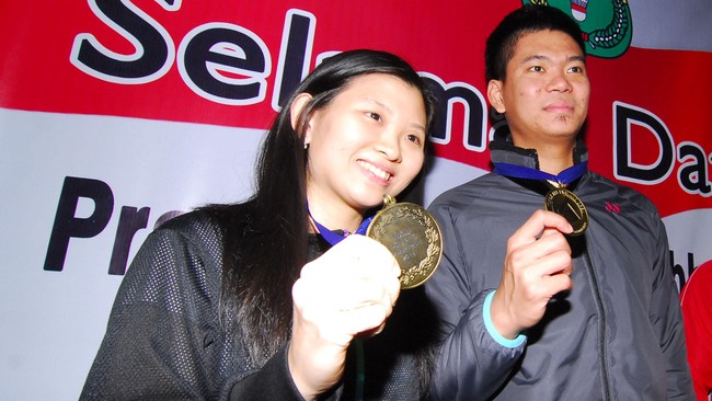 Atlet bulutangkis Indonesia, Debby Susanto, mengaku bersemangat untuk memberi buah tangan bagi orang tuanya usai menjuarai All England bersama Praveen Jordan.