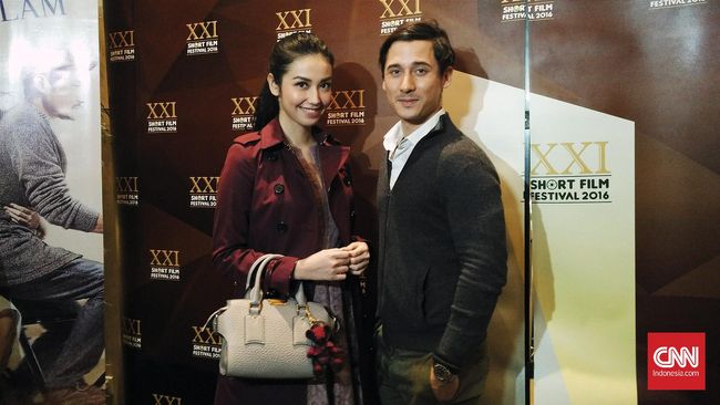 Dalam film Wa'alaikumsalam Paris, Nino Fernandez menjadi seorang Perancis sedangkan Velove Vexia memerankan gadis Sunda.