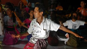 Mengajarkan Tari Bumbung Klasik Bali, Bukan yang Porno