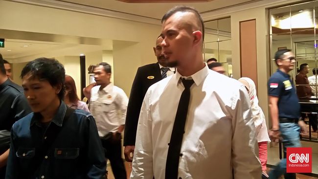 Ahmad Dhani Diperiksa di Kantor Pajak Pusat Ahmad Dhani tiba di Kantor Pajak sekitar pukul 10.00 WIB dan belum juga keluar setelah dua jam menjalani pemeriksaan.