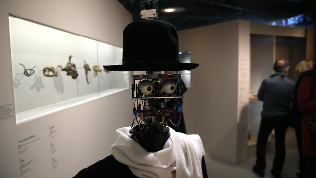 Apa jadinya jika berita yang kita baca sehari-hari ternyata ditulis oleh robot? Dapatkah robot menggantikan manusia dalam menulis berita?