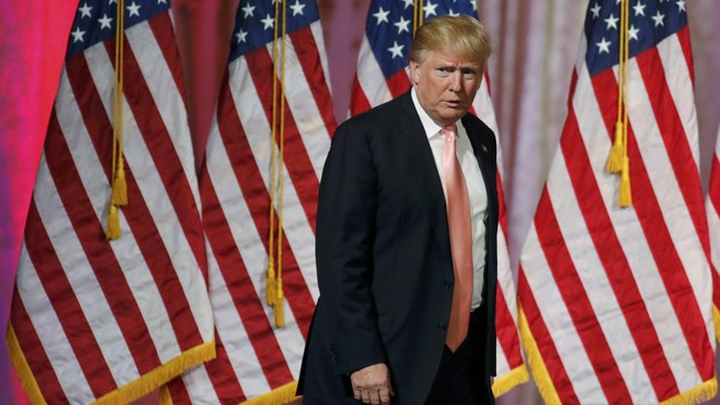 Tiga warga AS yang mengklaim diserang di  acara kampanye Donald Trump di Louisville, mengajukan tuntutan hukum terhadap kandidat capres AS itu.