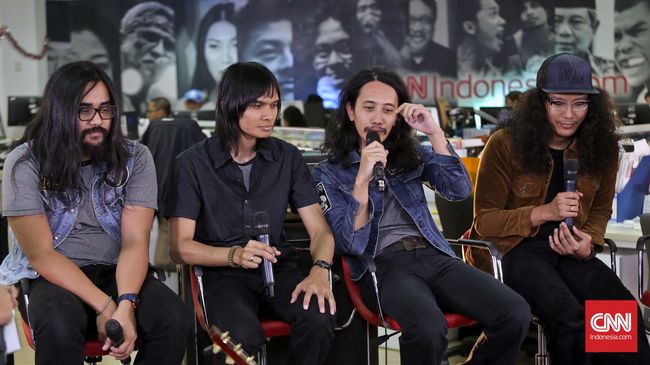 Rekti cs. mengaku tidak mau hanyut dalam idealisme lalu melupakan selera pasar. Peran Gino sebagai manajer sangat krusial untuk urusan ini.