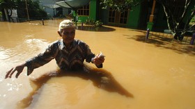 Ribuan Orang Dievakuasi Akibat Banjir di Padang