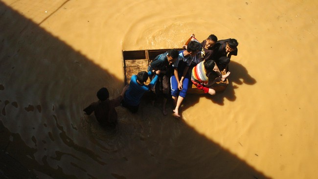 Banjir terjadi setelah hujan berintensitas tinggi turun di Padang sejak Kamis sore kemarin. Seorang warga lanjut usia di kota itu meninggal saat mengungsi.
