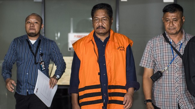 Budi Supriyanto tiba di Gedung KPK sekitar pukul 12.00 WIB dengan menggunakan rompi tahanan KPK tanpa memberi komentar kepada awak media.