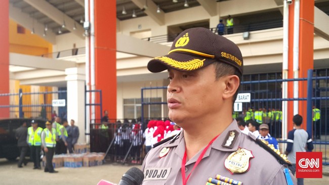 Pengamanan gabungan dilakukan dari pihak Kepolisian dan TNI, sebanyak 2.015 personel di Stadion Si Jalak Harupat.