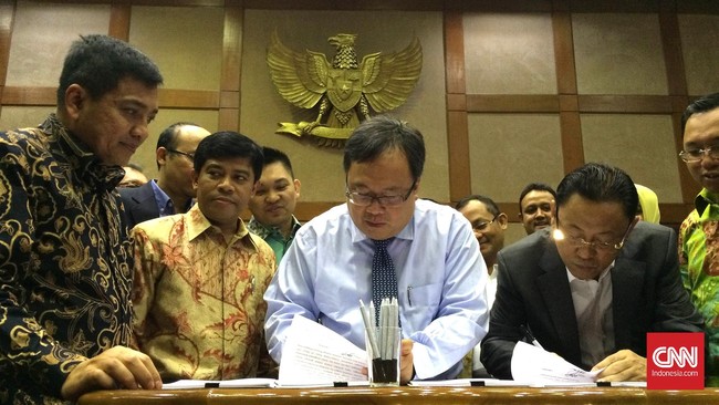 Pernghambat laju ekonomi Indonesia pada tahun ini antara lain pelemahan daya beli masyarakat, perlambatan ekonomi global, dan kejatuhan harga komoditas.