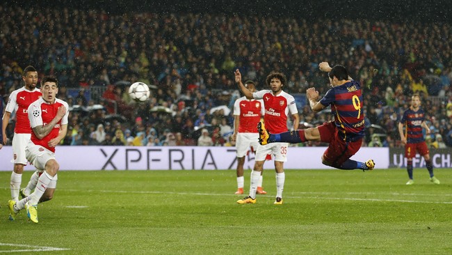 Memanfaatkan umpan silang Dani Alves,Luis Suarez melepaskan tendangan gunting menggunakan bagian atas kaki kanan untuk membobol gawang Arsenal. 