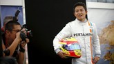 Tawa Rio Haryanto di Antara Pebalap-pebalap Dunia Rio Haryanto, putra bangsa Indonesia pertama di ajang F1, mendapat kehormatan menjadi enam dari 22 pebalap yang hadir dalam jumpa pers jelang seri GP pertama.