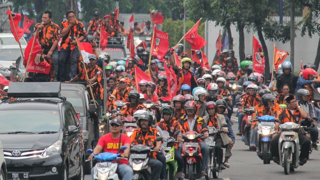 Pemuda Pancasila mengerahkan massa yang diklaim mencapai ribuan orang, untuk berunjuk rasa di Gedung DPR menuntut permintaan maaf politikus PDIP.