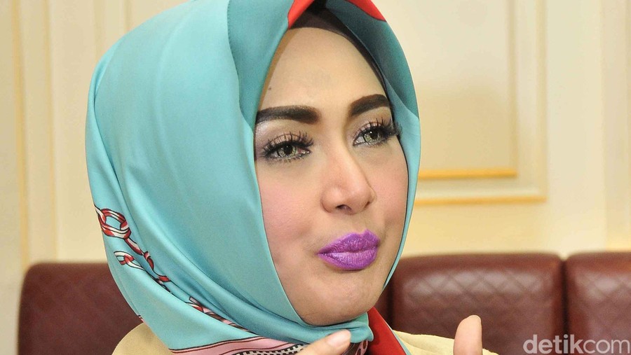 Perjalanan cinta Eddies Adelia yang kembali menikah dengan mantan suaminya, Ferry Setiawan.