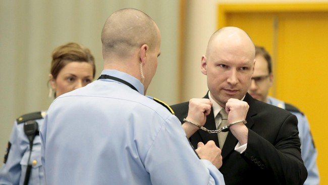 Teroris sayap kanan Norwegia, Anders Breivik, mengeluhkan kondisinya di penjara yang menurutnya tidak manusiawi. Keluhan ini malah mengundang gelak tawa.