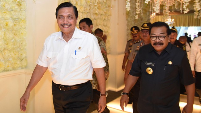Jika hendak mengungkit pelanggaran HAM, Luhut meminta semua pihak menunjukkan bukti yang konkret dan "jangan cuma katanya saja."