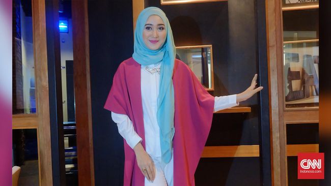 Desainer busana muslim Dian Pelangi menganjurkan agar para wanita menghindari busana berlengan lebar dan sebaiknya pilih yang berbahan nyaman.