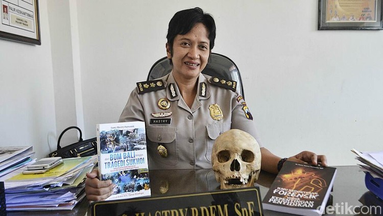 AKBP Sumy Hastry, polisi pertama penyandang gelar doktor forensik di Asia AKBP Sumy Hastry, polisi pertama penyandang gelar doktor forensik di Asia