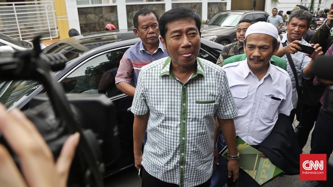Fadli Zon mengatakan dualisme yang saat ini tengah dialami PPP membuat Gerindra berpikir ulang untuk menampung Lulung yang baru saja dipecat kubu Djan.