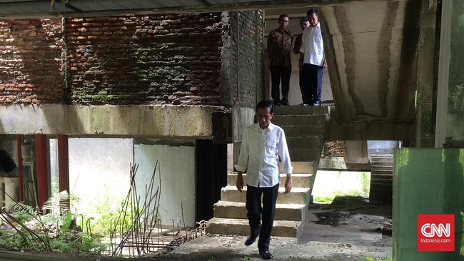 Proyek kompleks olahraga Hambalang berhenti karena dijadikan alat bukti bagi KPK. DPR juga tak menyetujui anggaran untuk meneruskan pembangunannya.