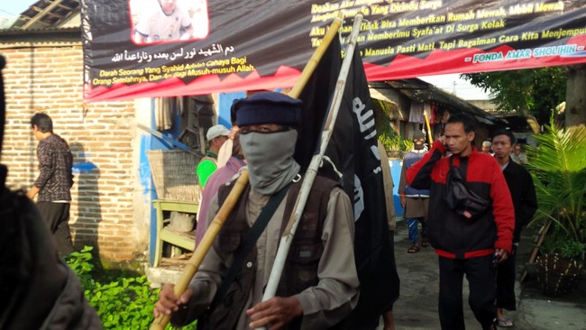 Ratusan pelayat mengiringi jenazah Fonda Amar Sholihin, warga Solo yang tewas saat baku tembak dengan polisi di Poso, Sulawesi Tengah.