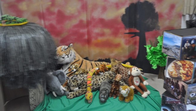 Siswa-siswi kelas 7F SMP Labschool Kebayoran mencoba menciptakan suasana alam liar dan kultur Afrika Selatan di kelas mereka. Ternyata dapat pujian lho.