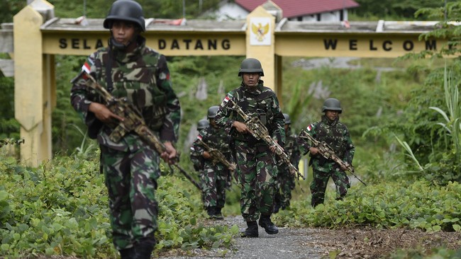 Polri Bantah Video Tentara China Masuk RI: Itu Brimob Baru dari Papua Tentara yang dinarasikan sebagai tentara asal china ternyata adalah Brimob yang baru kembali bertugas dari Papua.