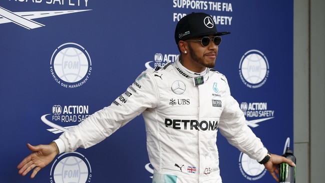 Juara dunia F1 tiga kali Lewis Hamilton sebenarnya bercita-cita jadi pebalap motor. Ia kini punya kesempatan menunggangi motor yang digunakan Valentino Rossi.
