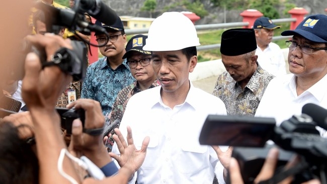 Presiden Jokowi meningkatkan alokasi dana desa 2018 setelah melihat penyaluran dana desa tepat sasaran.