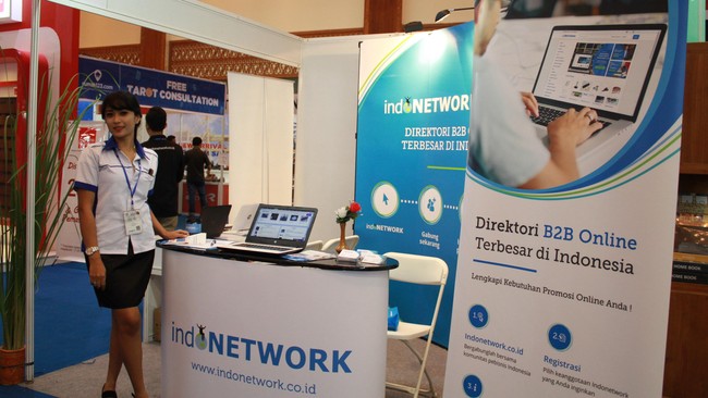 Selain belajar internet, para pengusaha UKM ini diajarkan cara menjual bisnisnya dalam skala globa.