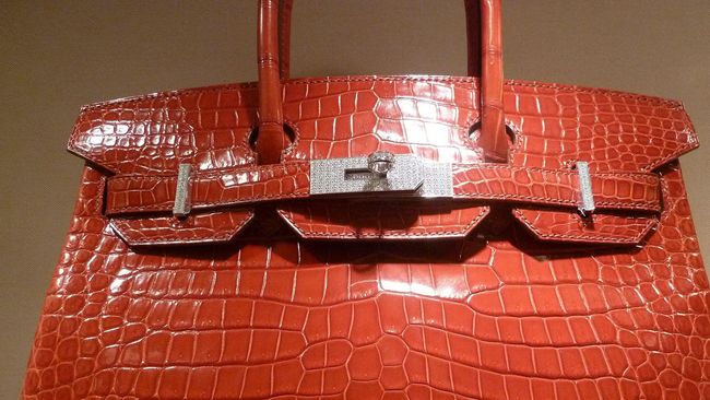 PETA menyerukan Hermes, Prada, dan semua retail untuk tidak lagi menggunakan burung unta ataupun kulit hewan eksotis lain.