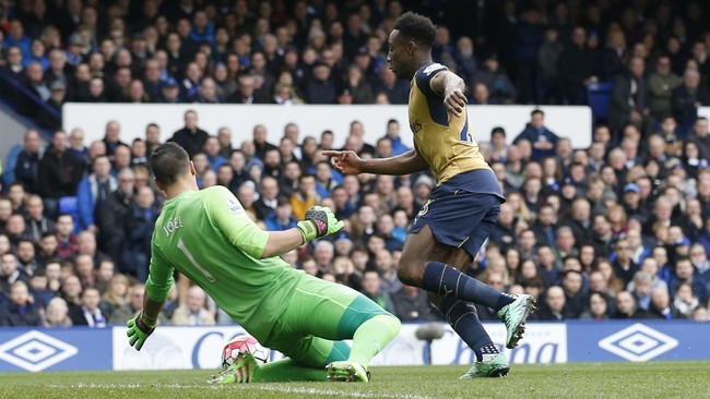 Dua gol kemenangan Arsenal ke gawang Everton masing-masing dicetak Danny Welbeck dan Alex Iwobi di babak pertama.