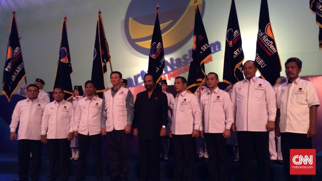 Ketua Umum Partai NasDem memakaikan rompi 'Teman Ahok' kepada Gubernur DKI Jakarta Basuki Tjahaja Purnama sebagai tanda dukungan Partai NasDem.