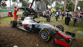 Kala Mobil Alonso Dibuat Berkeping-keping Fernando Alonso mengaku beruntung selamat dari kecelakaan parah di GP Australia. Dokter menyatakan pebalap Spanyol itu baik-baik saja.
