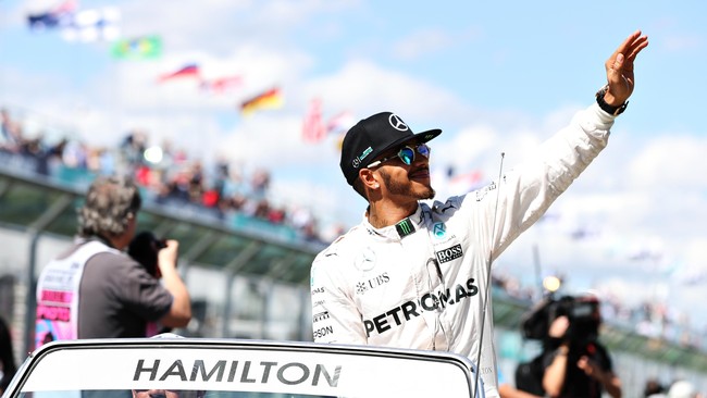 Pebalap Formula 1 asal Inggris dari tim Mercedes itu mengatakan tak bisa membedakan antara suara mesin mobil barunya itu dibandingkan tahun lalu.