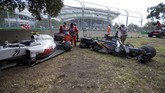 Kala Mobil Alonso Dibuat Berkeping-keping Fernando Alonso mengaku beruntung selamat dari kecelakaan parah di GP Australia. Dokter menyatakan pebalap Spanyol itu baik-baik saja.