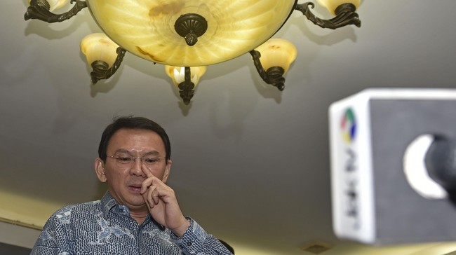 Ahok sudah jauh-jauh hari ingin maju melalui jalur independen dengan mengumpulkan KTP sebagai salah satu bentuk persyaratan.