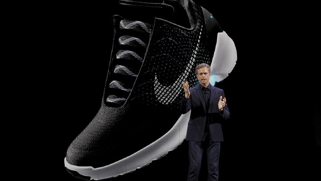 Tahun 1989 Marty McFly menggunakan Nike AirMag yang bisa mengikat sendiri di film Back to the Future. Tahun ini Nike siap merilisnya lewat Nike HyperAdapt 1.0.