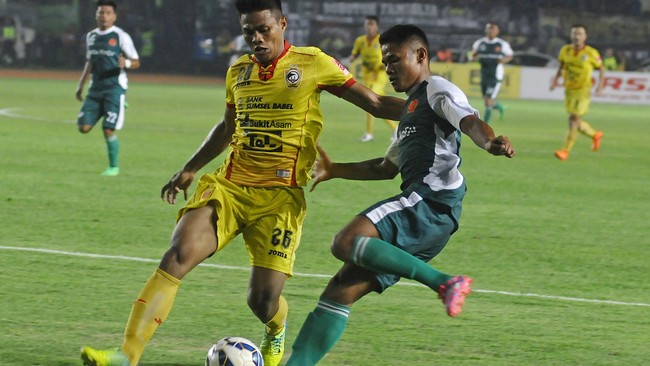 Sriwijaya FC masih memuncaki klasemen sementara Grup A Piala Bhayangkara meski hanya bermain imbang 2-2 melawan Mitra Kukar di Stadion Si Jalak Harupat.